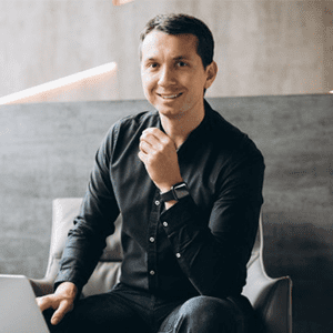 litere volumetrice iluminate led Gabriel Muntean, CEO